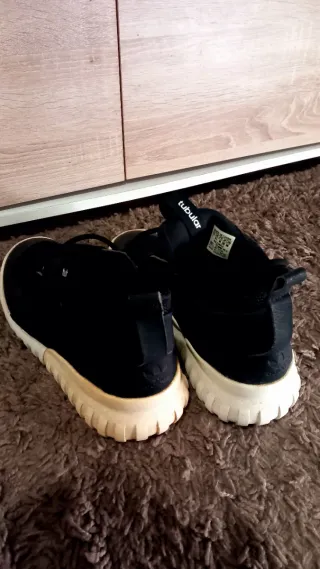 Zapatillas Adidas Negras y Blancas