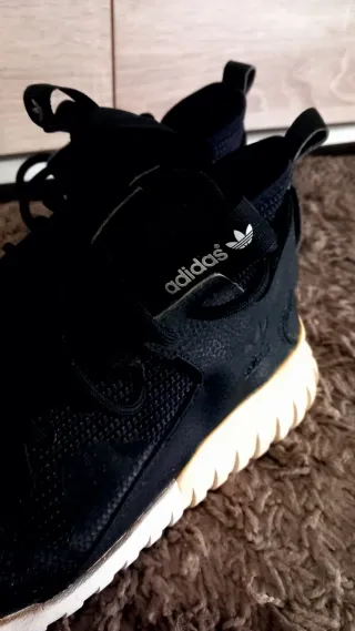 Zapatillas Adidas Negras y Blancas