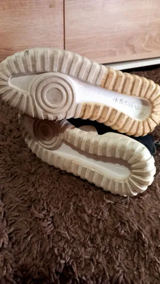 Zapatillas Adidas Negras y Blancas