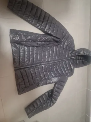 Chaqueta negra entallada con capucha