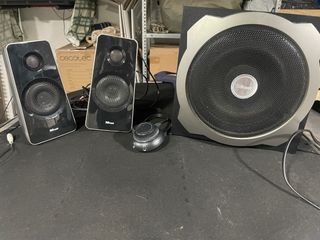 Altavoces Trust + Mesa DJ Hercules