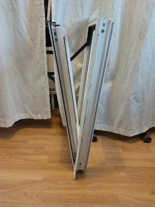 Ventana de baño blanca