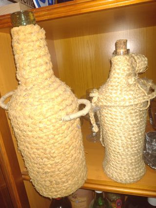 Botellas antiguas forradas con cuerda