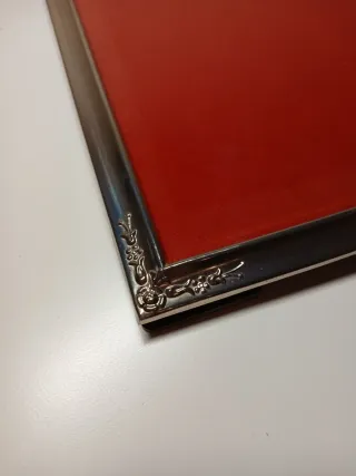 Marco de fotos plateado con terciopelo rojo