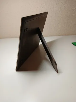 Marco de fotos plateado con terciopelo rojo