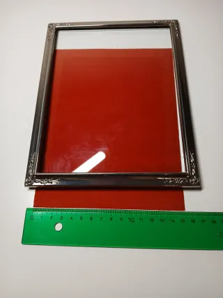 Marco de fotos plateado con terciopelo rojo