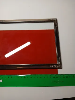 Marco de fotos plateado con terciopelo rojo