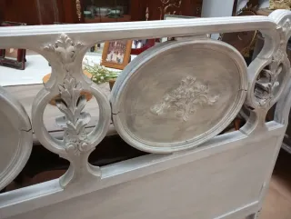 Cabecero de madera tallado