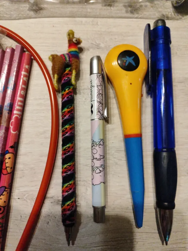 Colección de lápices y bolígrafos con bolsa