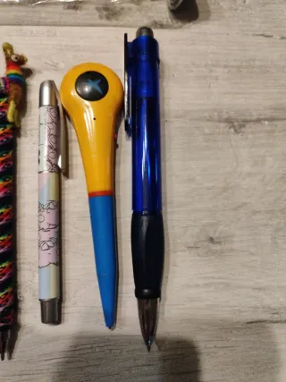 Colección de lápices y bolígrafos con bolsa