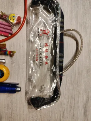 Colección de lápices y bolígrafos con bolsa