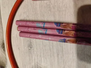 Colección de lápices y bolígrafos con bolsa