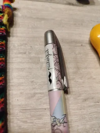 Colección de lápices y bolígrafos con bolsa