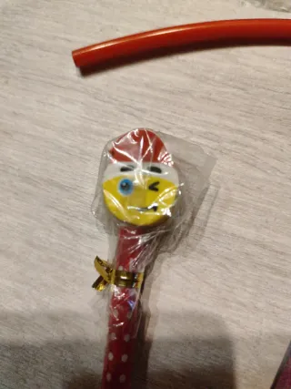 Colección de lápices y bolígrafos con bolsa