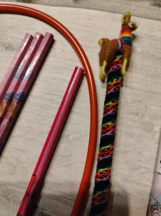 Colección de lápices y bolígrafos con bolsa