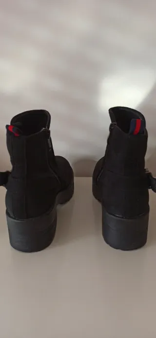 Botines negros de ante con hebilla