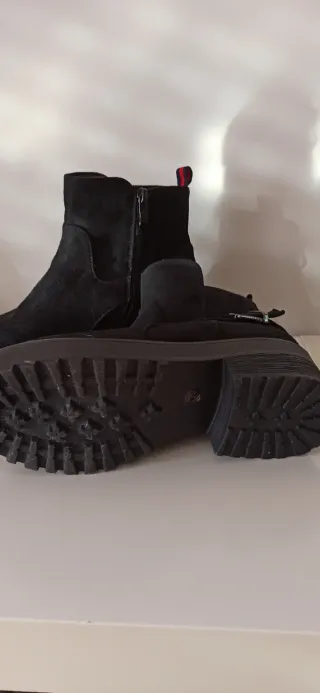 Botines negros de ante con hebilla