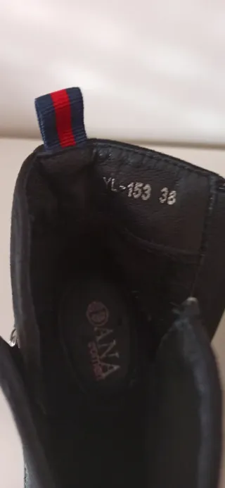 Botines negros de ante con hebilla