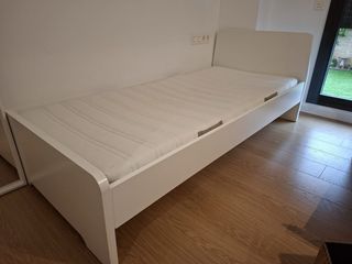 Cama individual blanca de madera con colchón