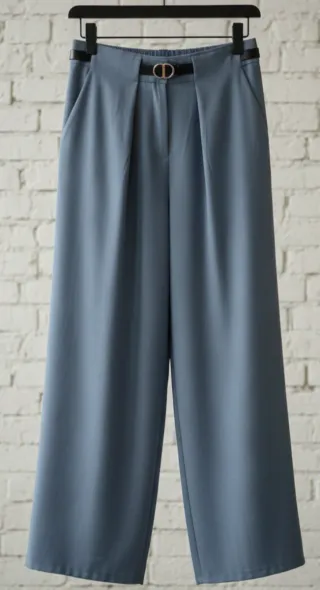 Pantalón de pinzas azul con cinturón