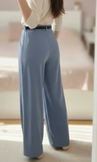 Pantalón de pinzas azul con cinturón
