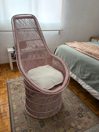 Sillón de mimbre rosa