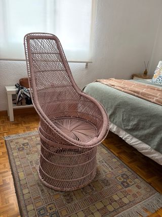 Sillón de mimbre rosa