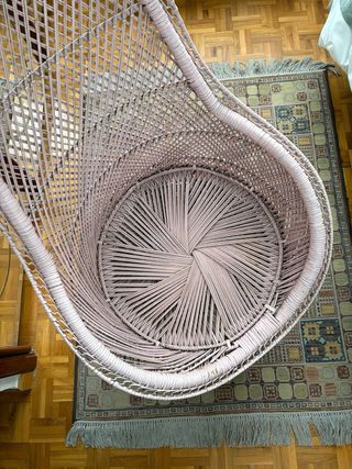 Sillón de mimbre rosa