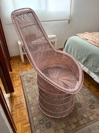 Sillón de mimbre rosa