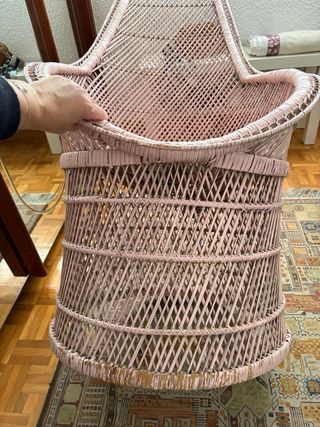 Sillón de mimbre rosa