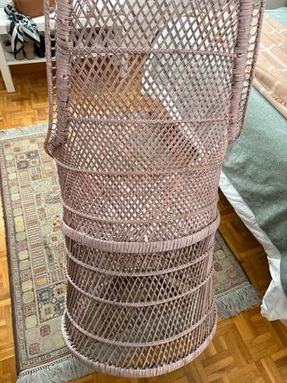 Sillón de mimbre rosa