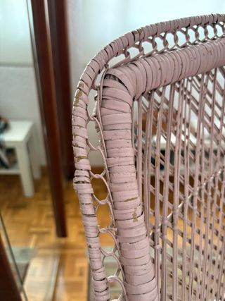 Sillón de mimbre rosa