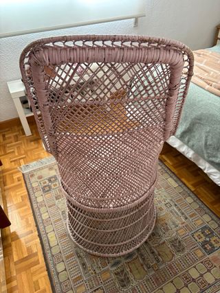 Sillón de mimbre rosa