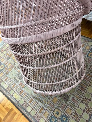 Sillón de mimbre rosa