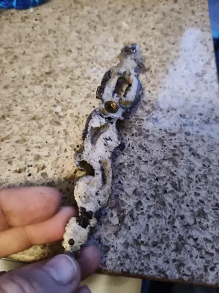 Tirador antiguo de metal dorado