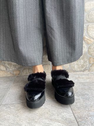 Zapatos negros plataforma con pelo