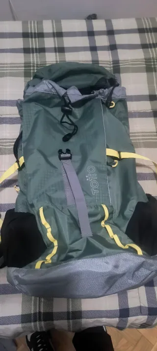 Mochila de viaje verde
