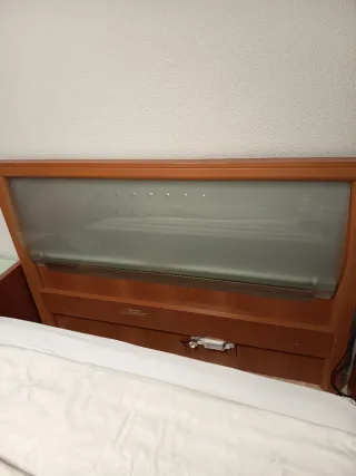 Cabecero de madera con cristal