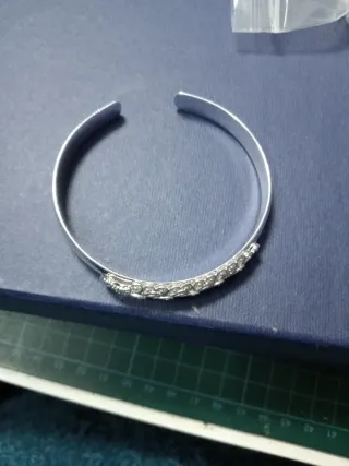 Pulsera de plata con diseño floral
