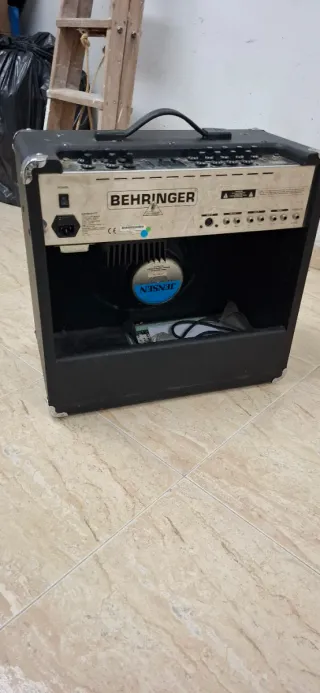 Amplificador Behringer 60W Vintage