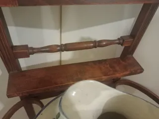 Lavabo antiguo de madera y cerámica