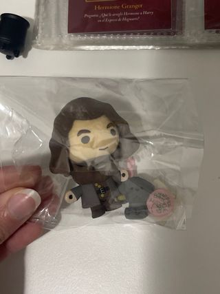 Pack Harry Potter: Libro, figuras y cromos