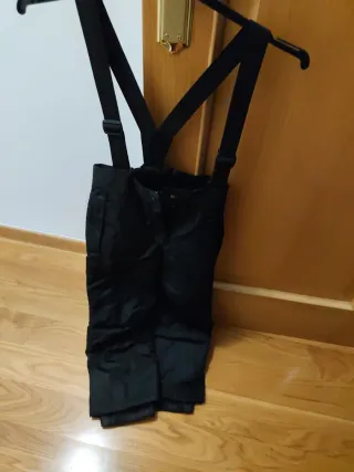 Pantalón nieve niño 122-128 cm. Puesto dos veces.