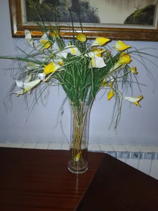 Jarrón de cristal con flores artificiales