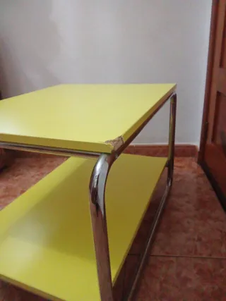Mesa auxiliar Ikea amarilla y metal