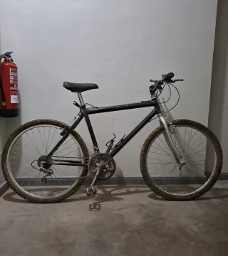 Bicicleta de montaña negra