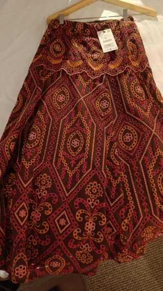 Falda Zara bordada naranja y marron