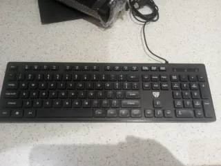 Monitor 24' y Teclado Negro(regalo raton)