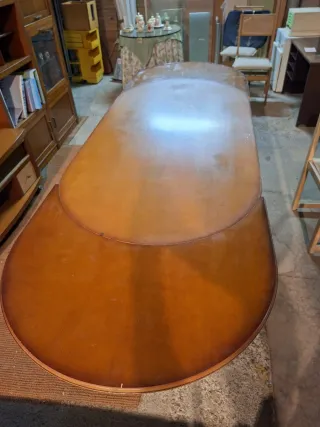 Taula de menjador ovalada de fusta