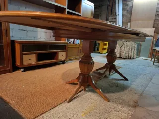 Taula de menjador ovalada de fusta